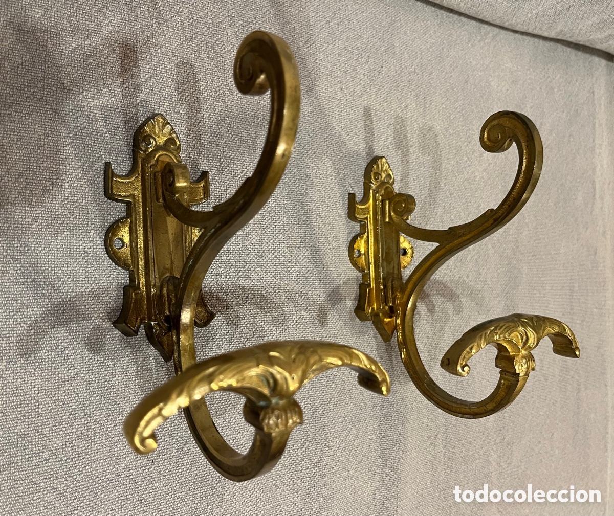 Antig&uuml;edades: Antigua pareja de perchas colgadores perchero de pared de bronce dorado