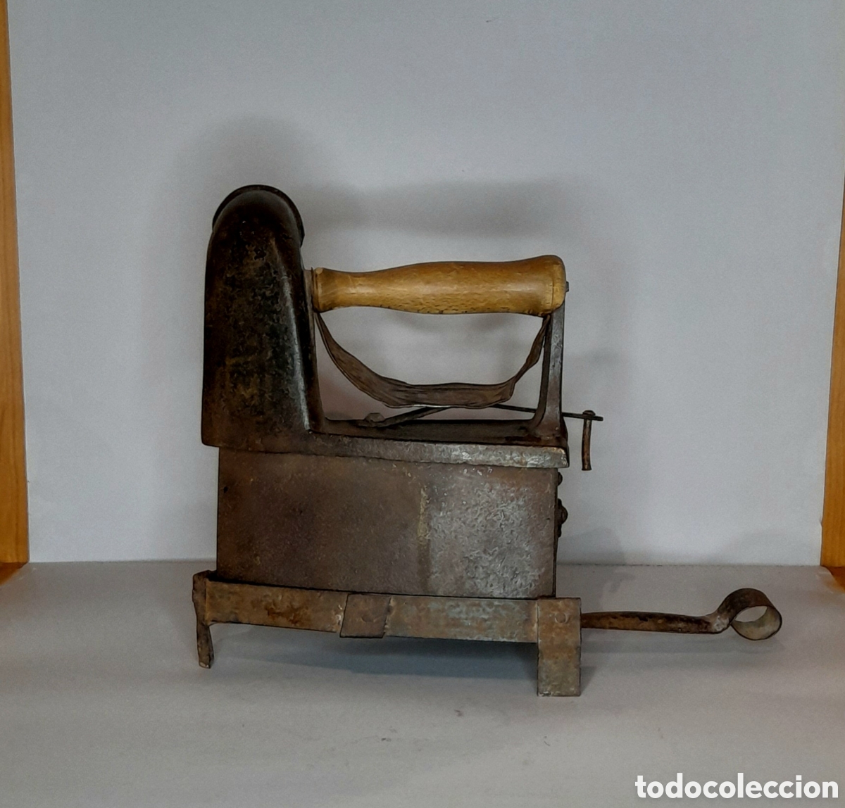 Antig&uuml;edades: Plancha de carb&oacute;n. - Foto 2