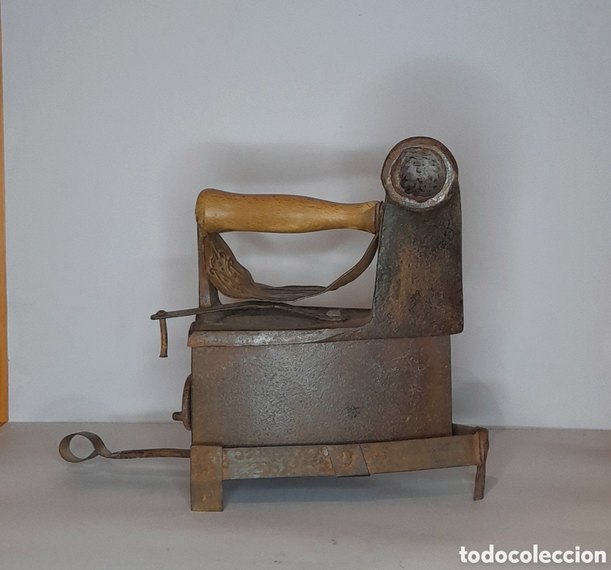 Antig&uuml;edades: Plancha de carb&oacute;n. - Foto 3