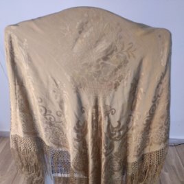 Antiguo mantón de manila siglo XIX seda natural bordado a mano flecos