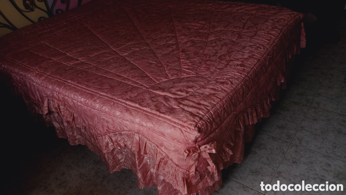 Antig&uuml;edades: Colcha rosa con volantes y lazos - Foto 3