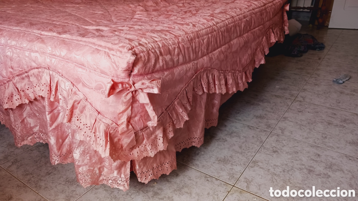 Antig&uuml;edades: Colcha rosa con volantes y lazos - Foto 6