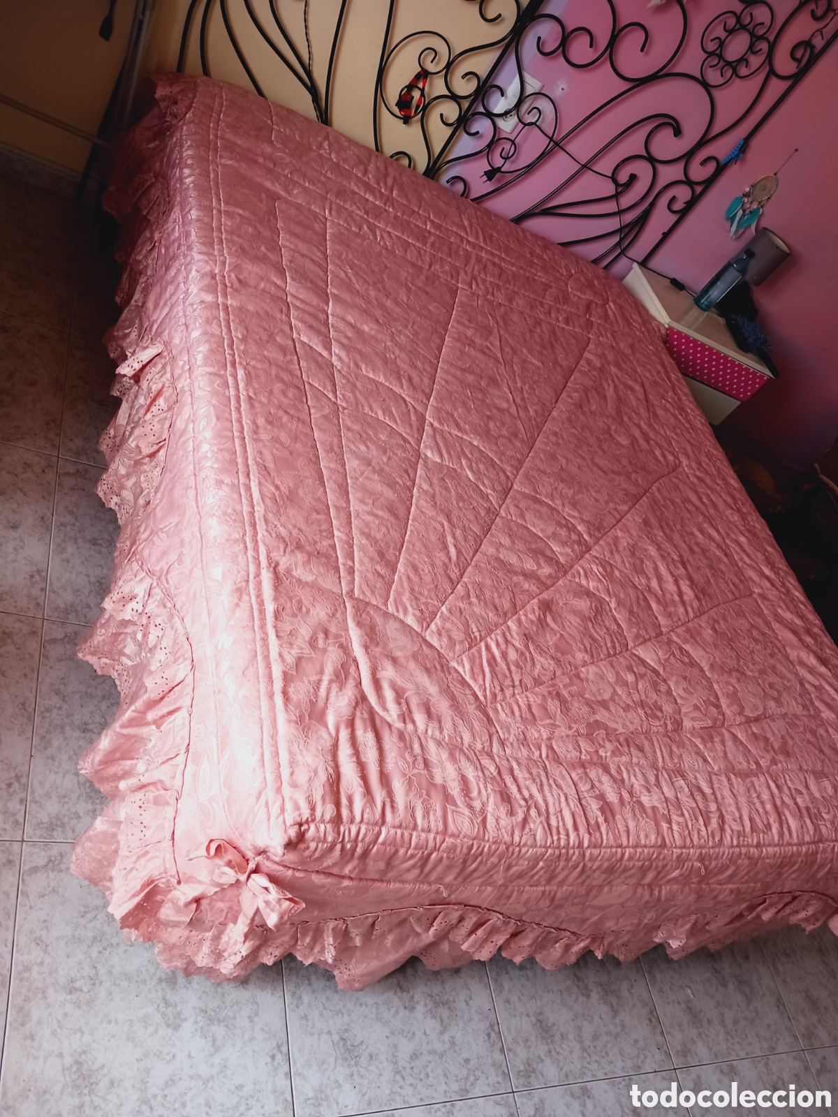 Antig&uuml;edades: Colcha rosa con volantes y lazos - Foto 1