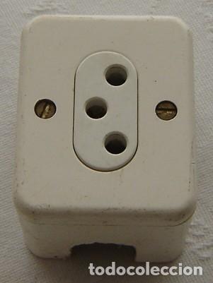 Antig&uuml;edades: ENCHUFE DE PARED TIPO CAJA -MEDIDA 4,5*6*4 CMS - Foto 1