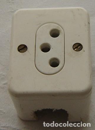 Antig&uuml;edades: ENCHUFE DE PARED TIPO CAJA -MEDIDA 4,5*6*4 CMS - Foto 1