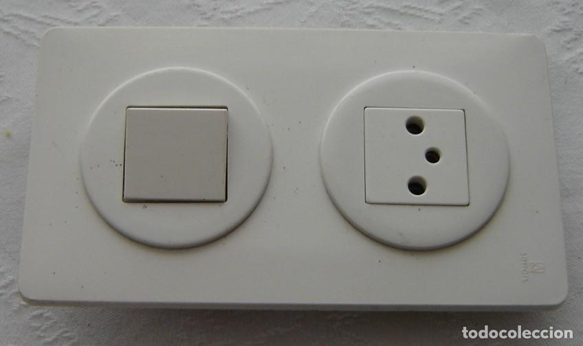 Antig&uuml;edades: INTERRUPTOR-ENCHUFE DE PARED MARCA SIMON -MEDIDA 16*9 CMS. - Foto 1