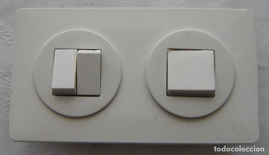 Antig&uuml;edades: DOBLE INTERRUPTOR DE PARED MARCA SIMON -MEDIDA 16*9 CMS. - Foto 1