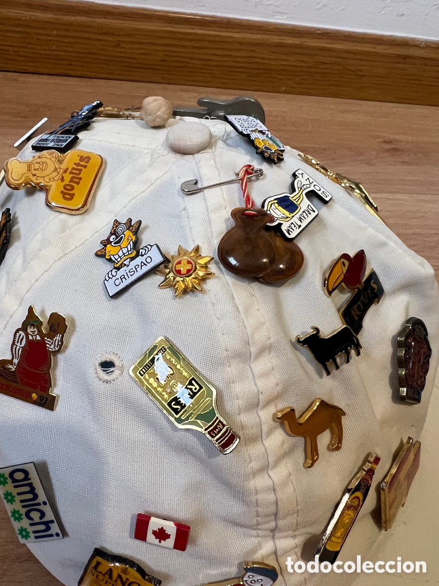 Antig&uuml;edades: Gorra con pins vintage - Foto 3