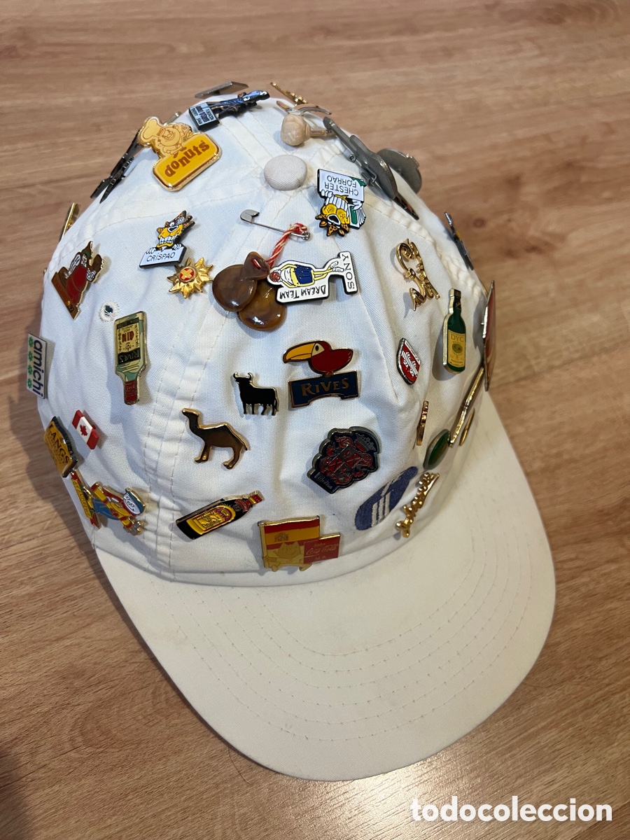 Antig&uuml;edades: Gorra con pins vintage - Foto 4