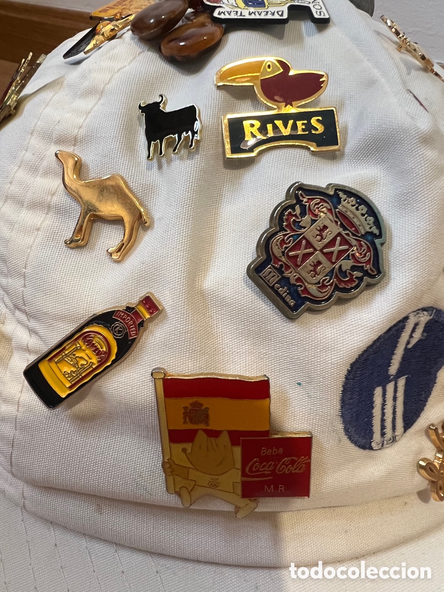 Antig&uuml;edades: Gorra con pins vintage - Foto 8