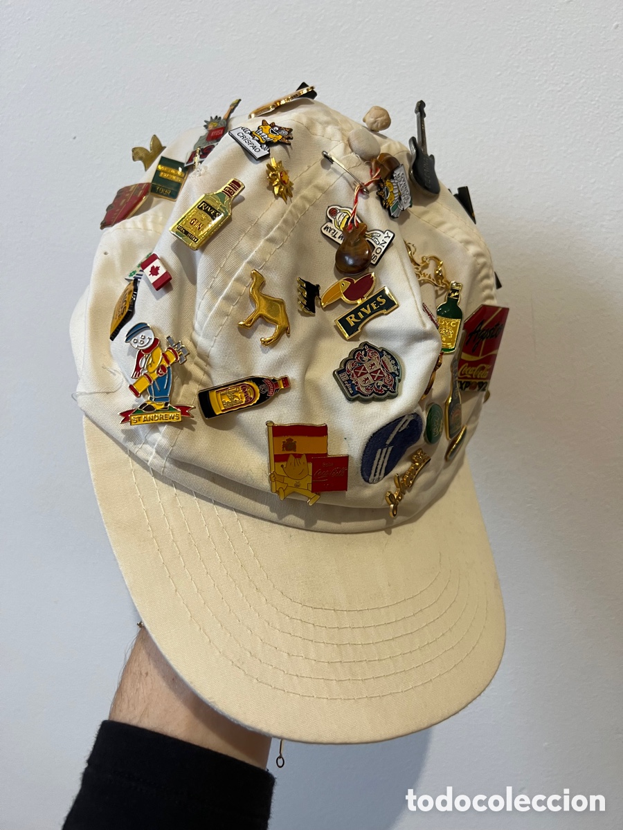 Antig&uuml;edades: Gorra con pins vintage - Foto 10