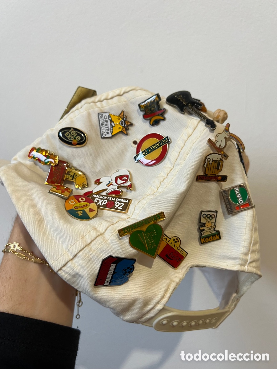 Antig&uuml;edades: Gorra con pins vintage - Foto 13
