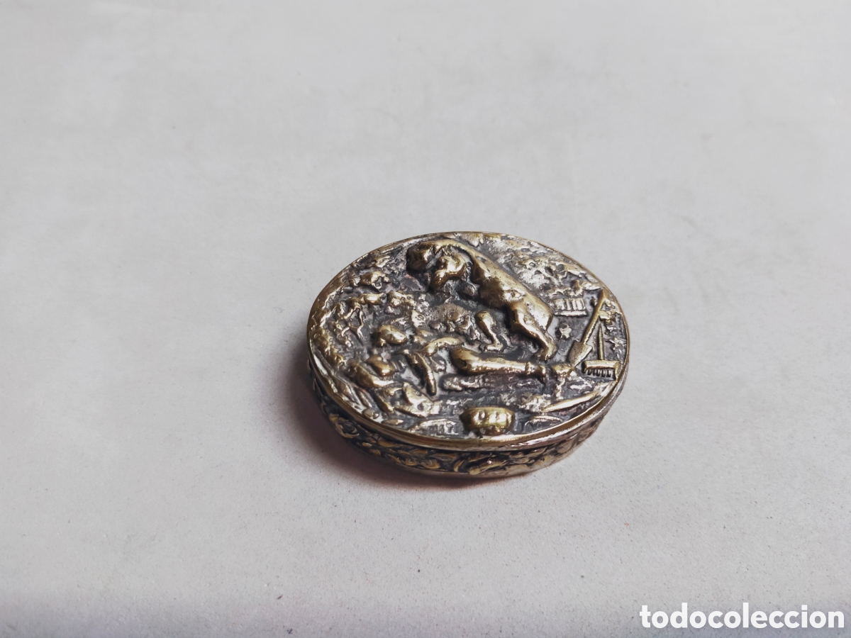 Antig&uuml;edades: CAJA DE BRONCE CON ESCENA GRABADA EN RELIEVE. OVALADA. - Foto 2