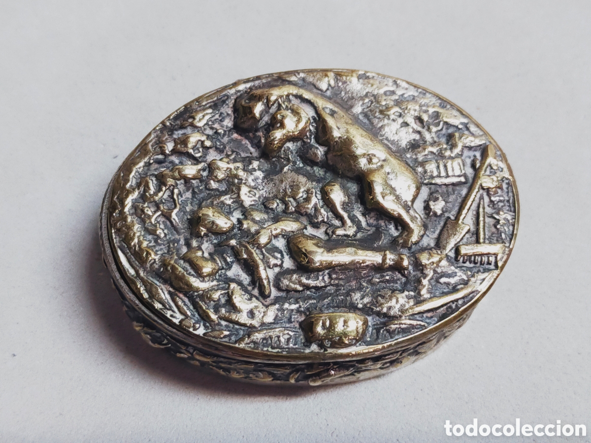 Antig&uuml;edades: CAJA DE BRONCE CON ESCENA GRABADA EN RELIEVE. OVALADA. - Foto 3