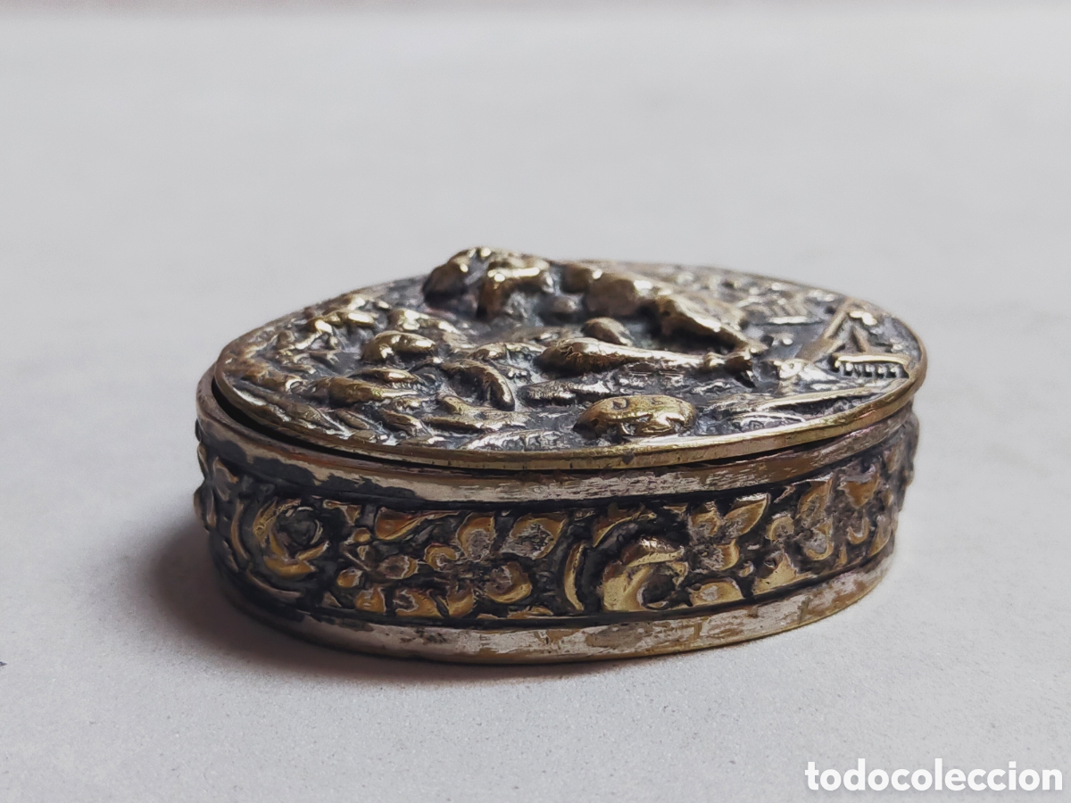 Antig&uuml;edades: CAJA DE BRONCE CON ESCENA GRABADA EN RELIEVE. OVALADA. - Foto 4