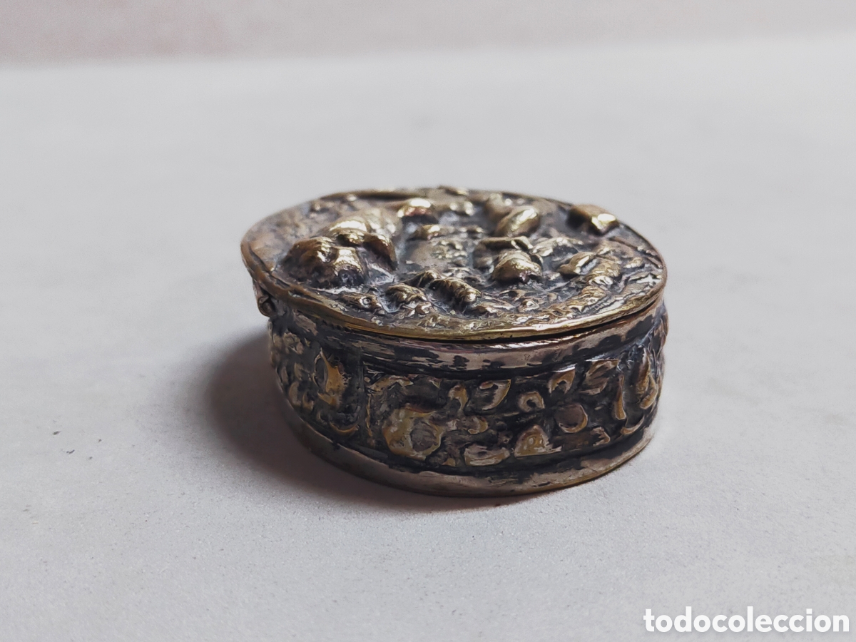 Antig&uuml;edades: CAJA DE BRONCE CON ESCENA GRABADA EN RELIEVE. OVALADA. - Foto 5
