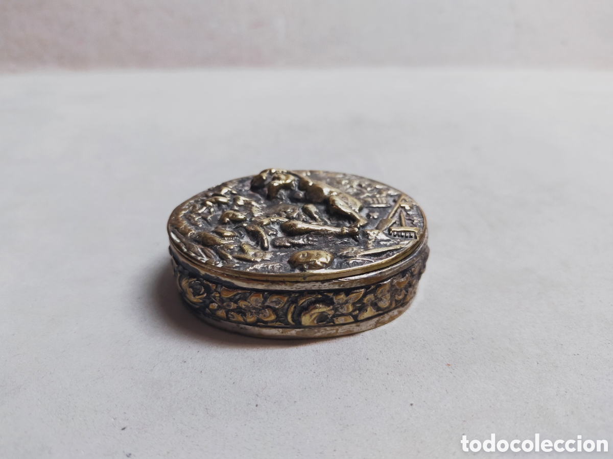 Antig&uuml;edades: CAJA DE BRONCE CON ESCENA GRABADA EN RELIEVE. OVALADA. - Foto 1