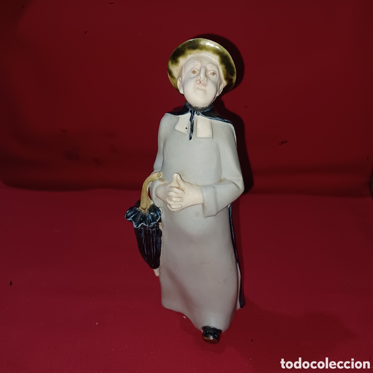Antiquit&eacute;s: Curiosa figura porcelana Cura con sotana capa y sombrero marcada en la base P