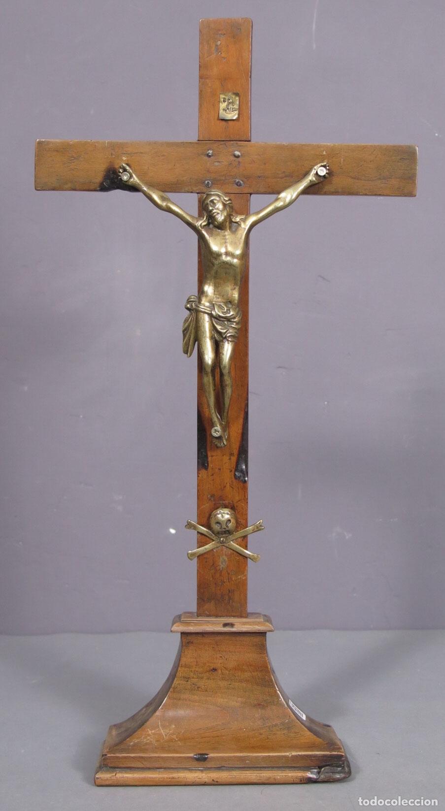Antig&uuml;edades: CRUZ DE ALTAR. MADERA NOBLE. HACIA 1800 - Foto 1