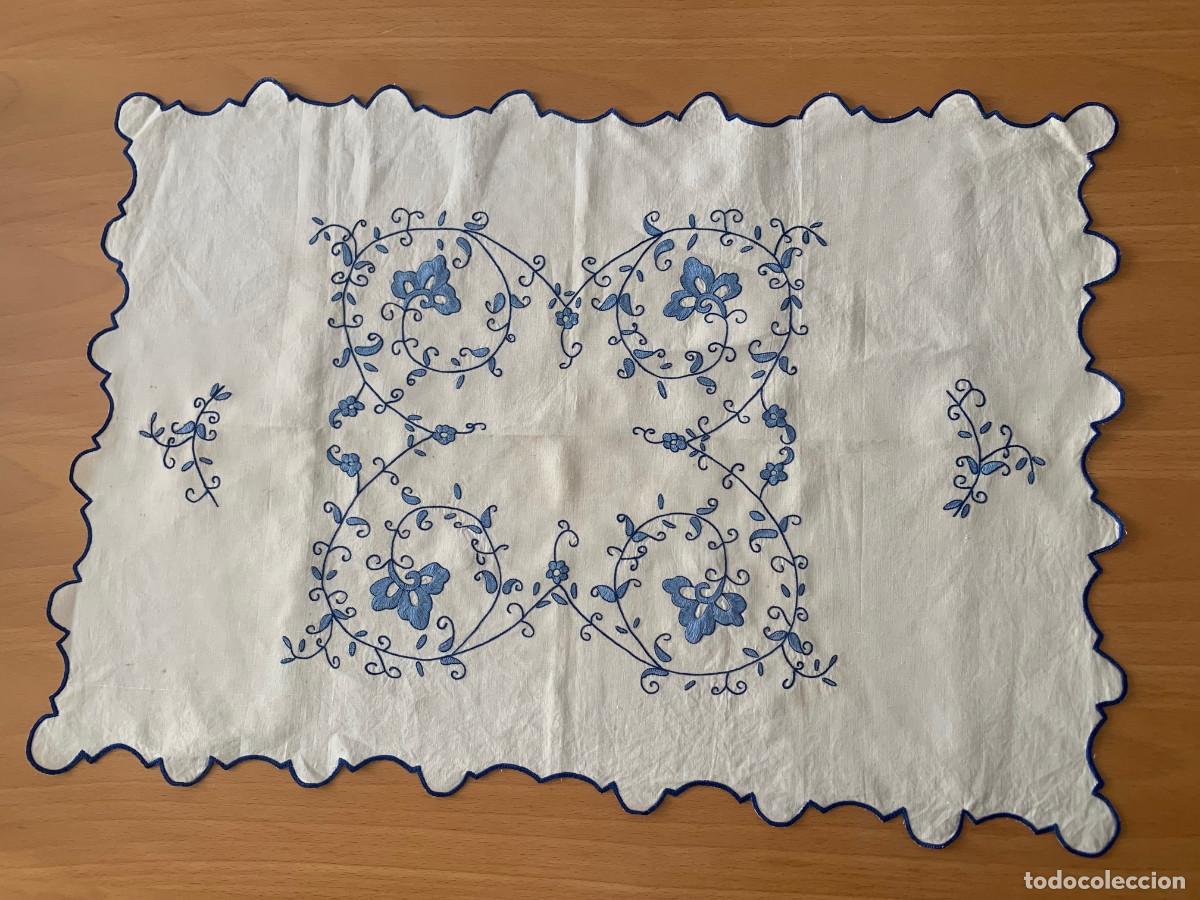 Antig&uuml;edades: Mantelito de lino bordado a mano - Foto 1