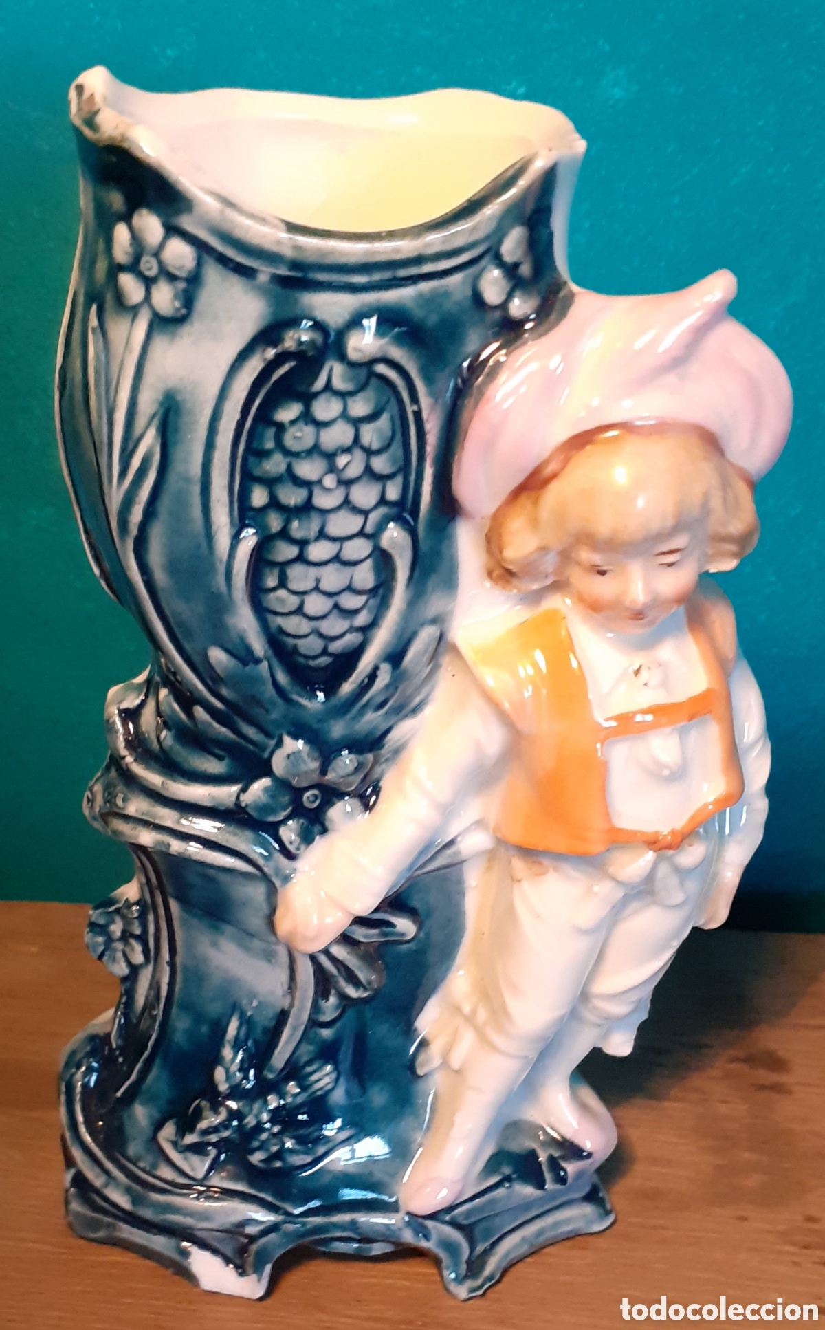 Antiques: Figura porcelana - ni&ntilde;o apoyado en un jarr&oacute;n - en biscuit