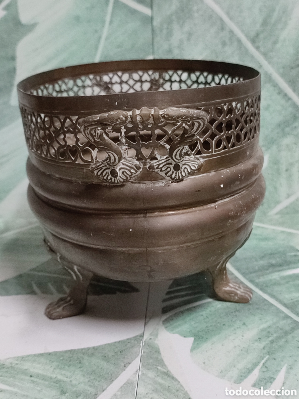 Antig&uuml;edades: Antiguo centro de mesa en lat&oacute;n con patas en forma de garra de le&oacute;n. - Foto 2