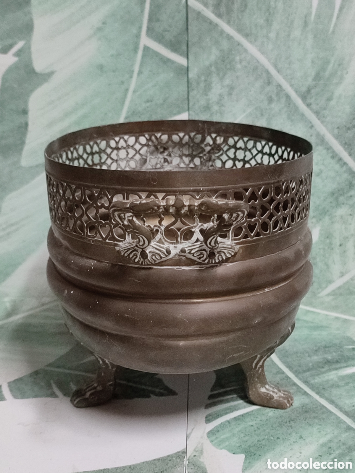 Antig&uuml;edades: Antiguo centro de mesa en lat&oacute;n con patas en forma de garra de le&oacute;n. - Foto 4