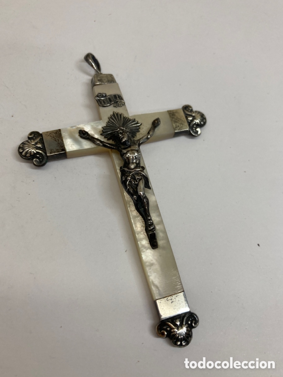 Antig&uuml;edades: Cruz de plata y n&aacute;car C96 - Foto 1