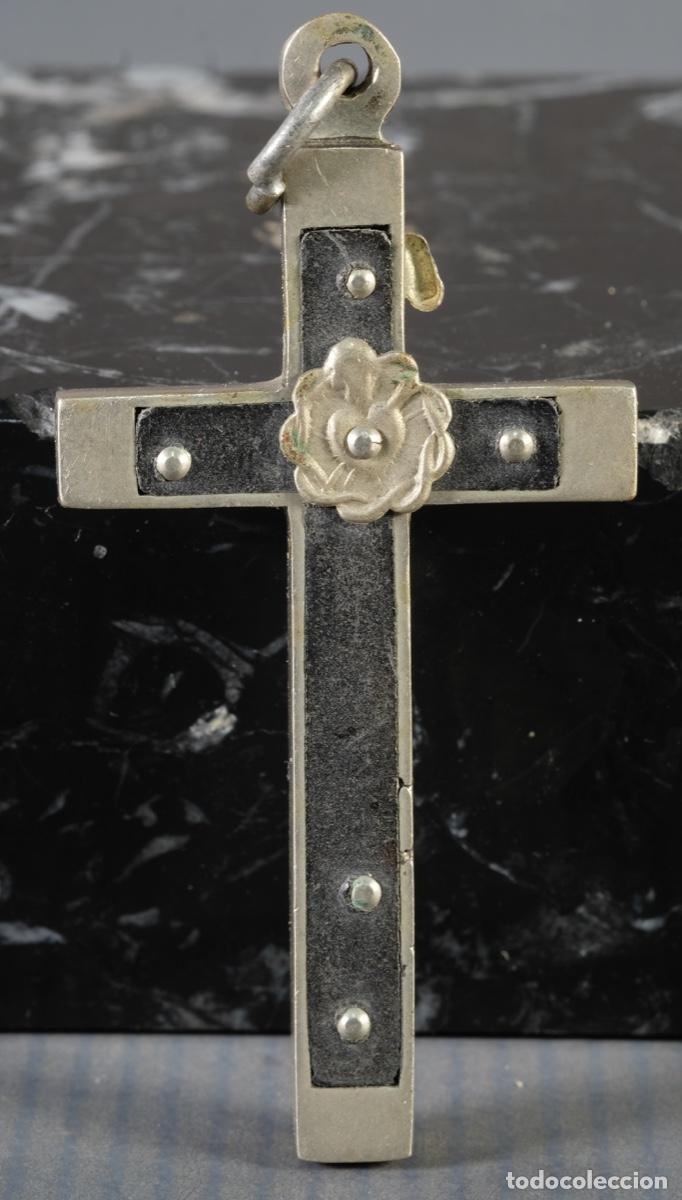 Antig&uuml;edades: Cruz en metal - Foto 2