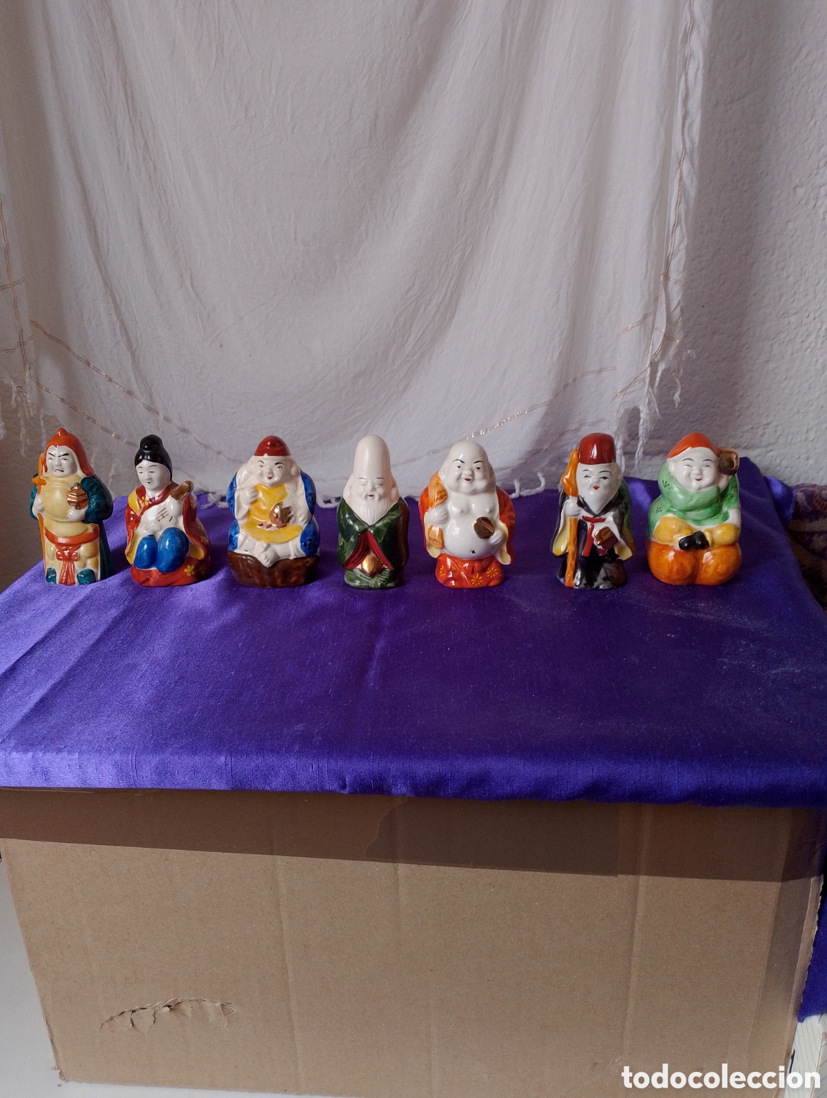 Antig&uuml;edades: Budas de la suerte de porcelana policromada y pan de oro Japonesa
