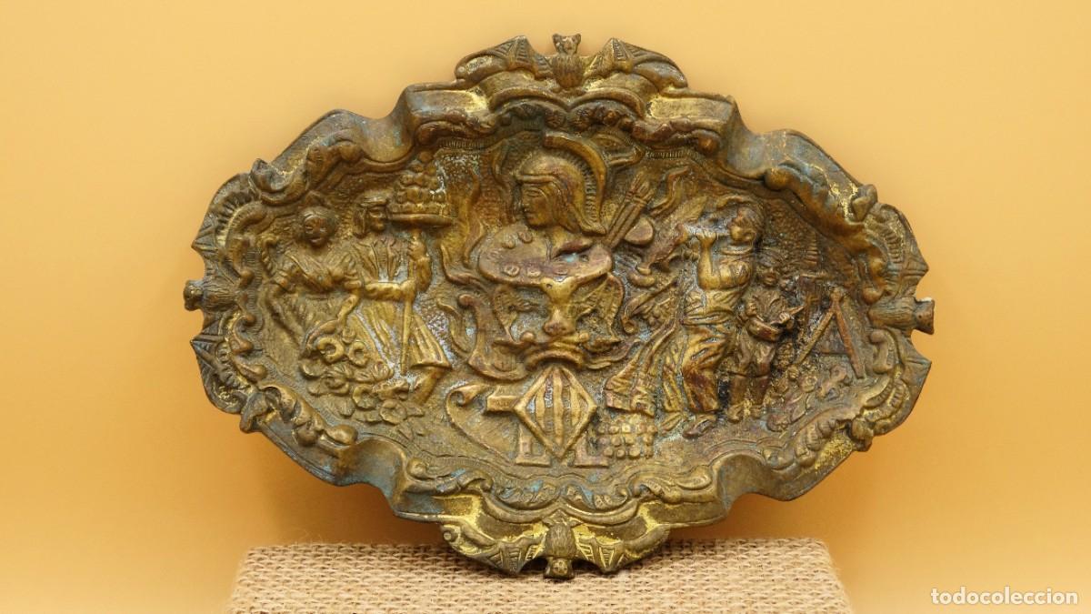 Antig&uuml;edades: Bandeja en relieve de bronce labrado con tem&aacute;tica de Valencia. - Foto 1