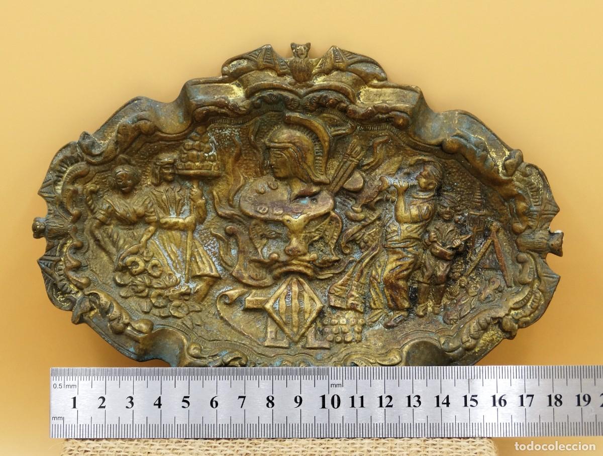 Antig&uuml;edades: Bandeja en relieve de bronce labrado con tem&aacute;tica de Valencia. - Foto 2