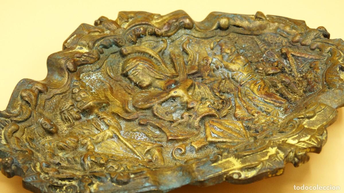 Antig&uuml;edades: Bandeja en relieve de bronce labrado con tem&aacute;tica de Valencia. - Foto 3