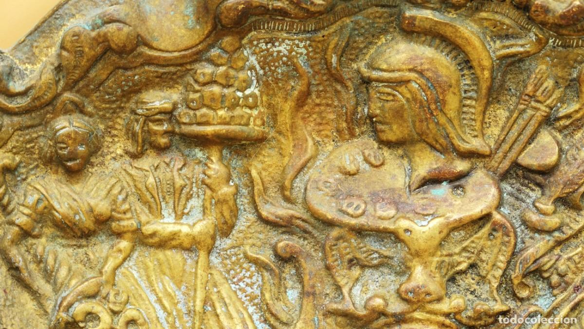 Antig&uuml;edades: Bandeja en relieve de bronce labrado con tem&aacute;tica de Valencia. - Foto 4