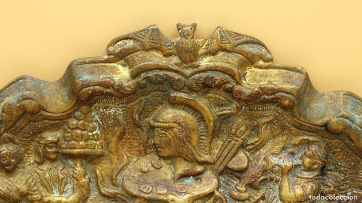 Antig&uuml;edades: Bandeja en relieve de bronce labrado con tem&aacute;tica de Valencia. - Foto 5