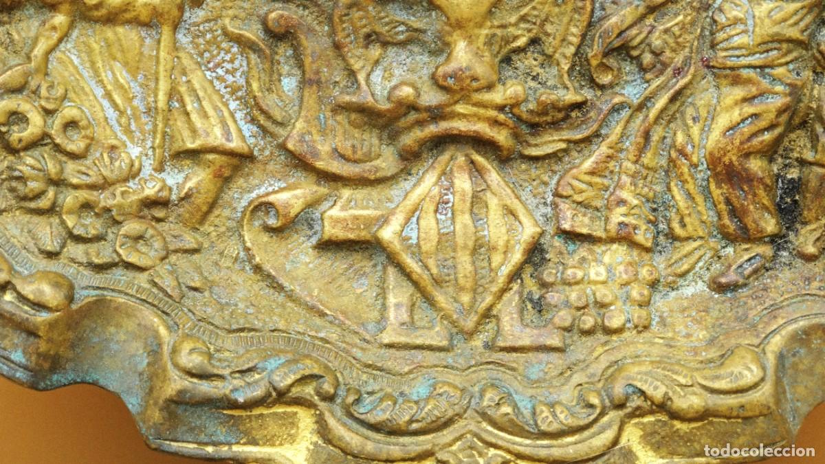 Antig&uuml;edades: Bandeja en relieve de bronce labrado con tem&aacute;tica de Valencia. - Foto 6
