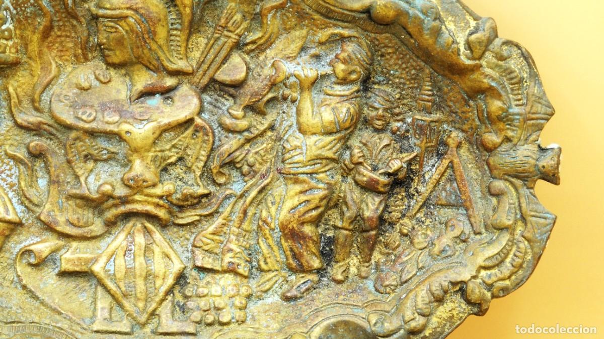 Antig&uuml;edades: Bandeja en relieve de bronce labrado con tem&aacute;tica de Valencia. - Foto 7
