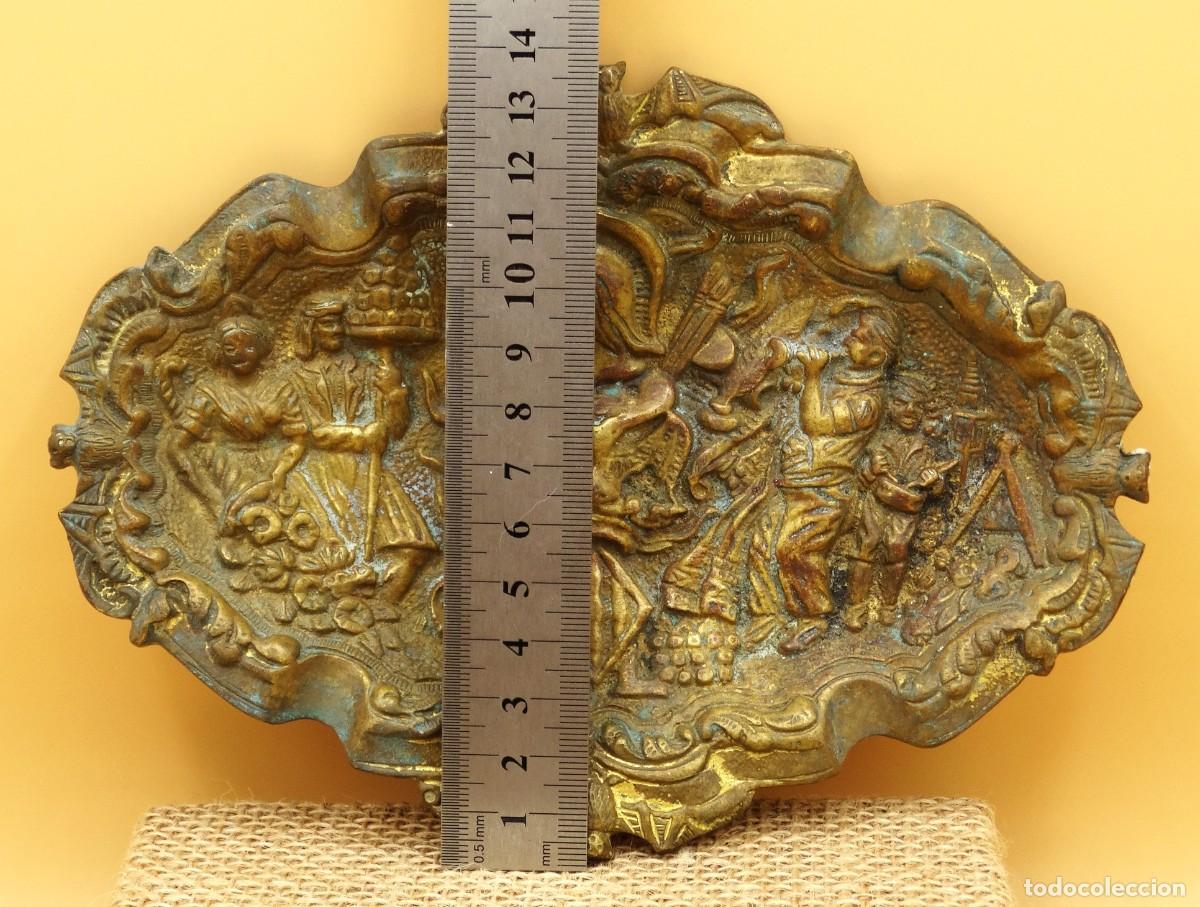 Antig&uuml;edades: Bandeja en relieve de bronce labrado con tem&aacute;tica de Valencia. - Foto 8