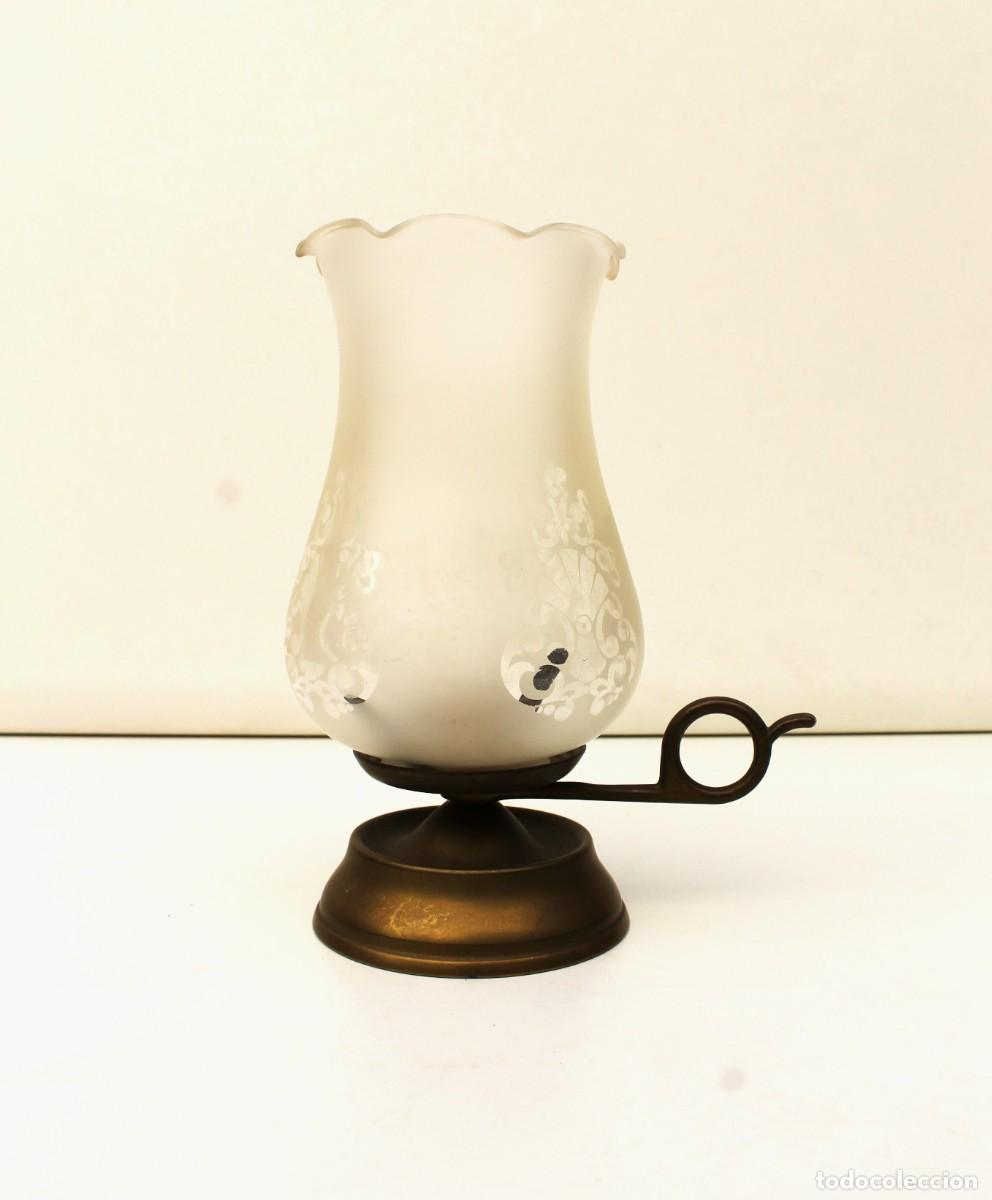 Antig&uuml;edades: PALMATORIA DE BRONCE CON TULIPA DE CRISTAL. - Foto 1