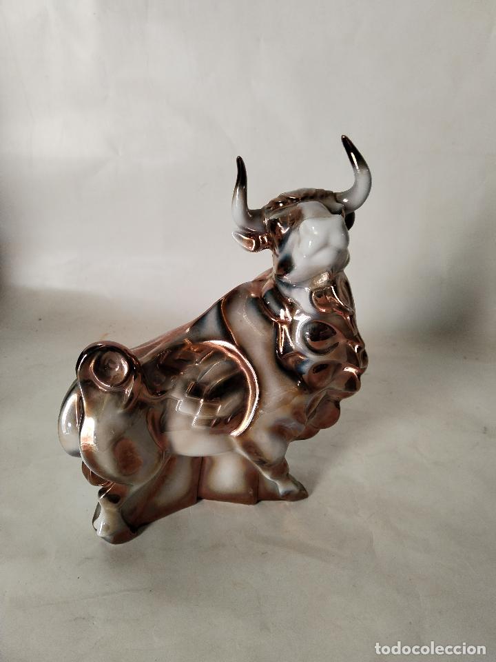 Antiguidades: figura toro en porcelana marca axia