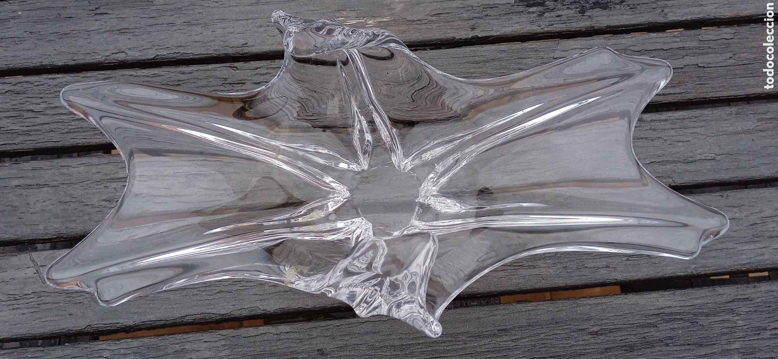 Antig&uuml;edades: Centro de mesa de cristal checo con sello a buril en el centro.