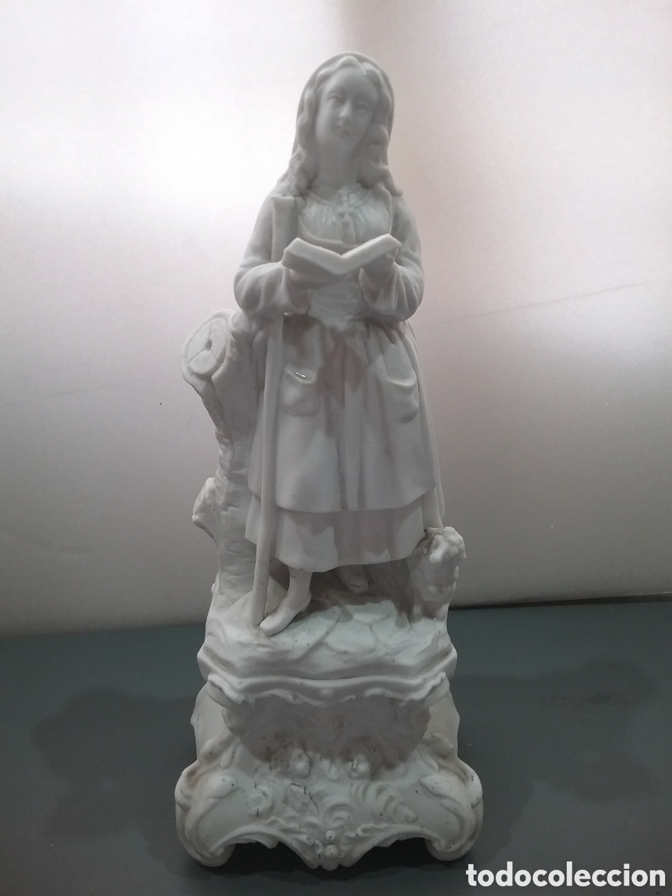 Antig&uuml;edades: Figura en biscuit, pastora leyendo. - Foto 1