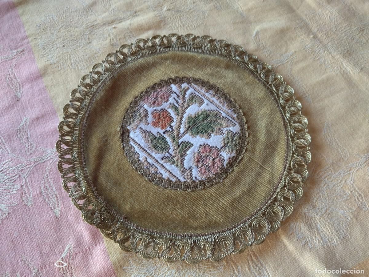 Antiques: Antiguo tapete de terciopelo con pasamanería metálica , motivo floral forrado en rojo
