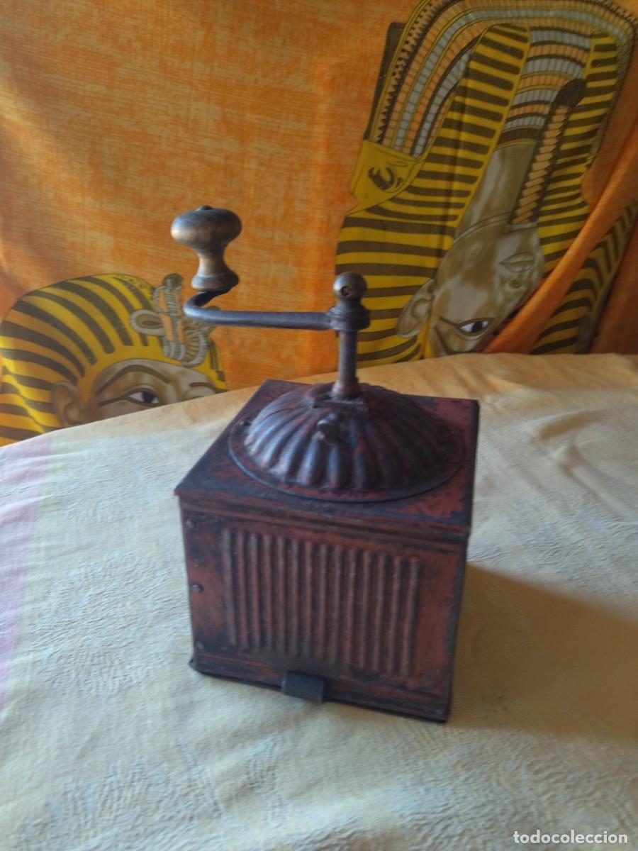 Antiquit&eacute;s: Antiguo molinillo de caf&eacute; de met&aacute;lico.