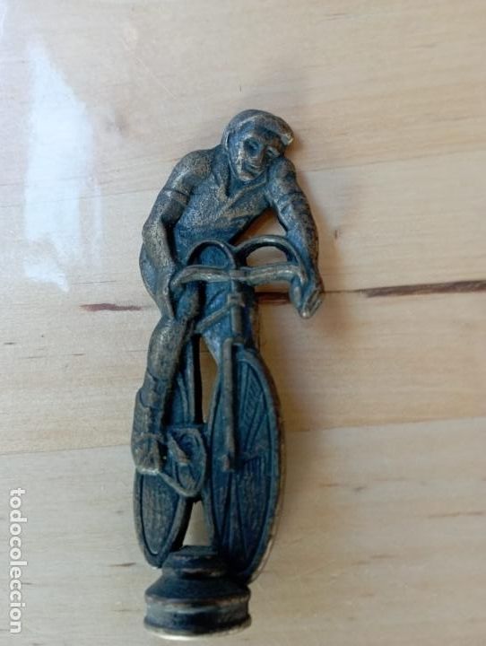 Antig&uuml;edades: Figura antigua de ciclista en laton o bronce muy bonita