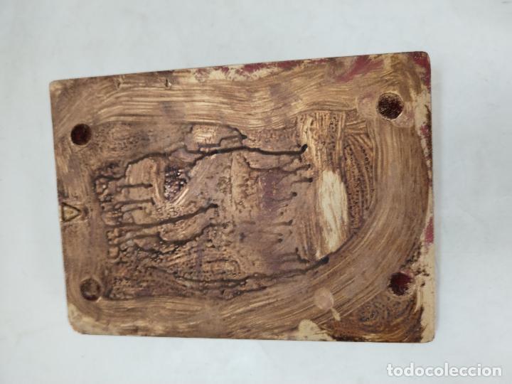 Antig&uuml;edades: cuadro cruz relieve en resina - Foto 2