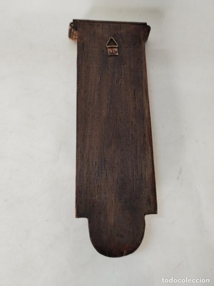 Antig&uuml;edades: benditera de madera con lamina - Foto 3