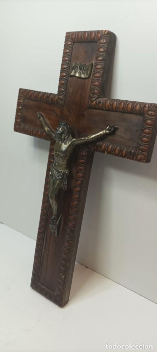 Antig&uuml;edades: CRUCIFIJO MADERA TALLADA CON CRISTO BRONCE