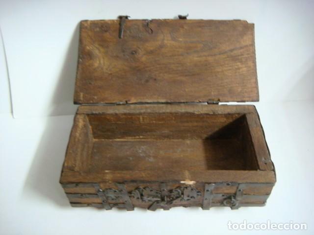 Antig&uuml;edades: COFRE ANTIGUO EN MADERA Y LAS TIRAS EN CHAPA -(&) - Foto 2
