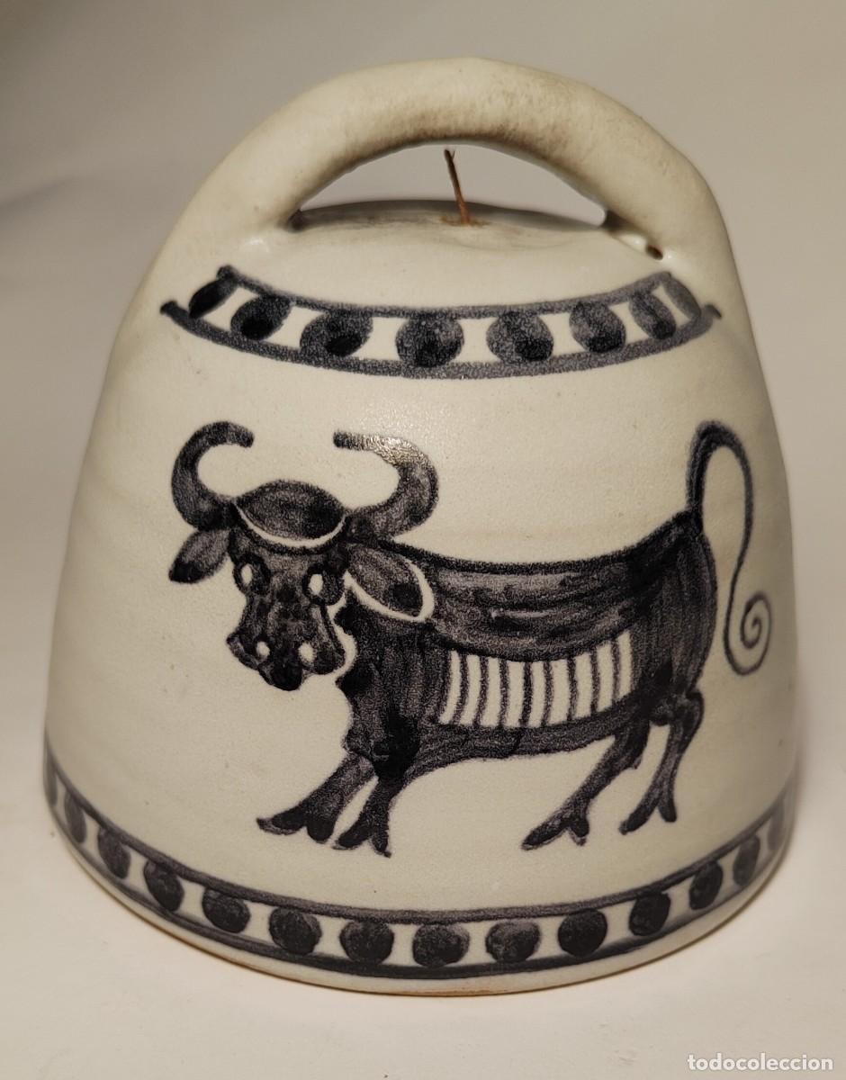 Antig&uuml;edades: CAMPANA EN CER&Aacute;MICA DE TALAVERA. LA MENORA. FIRMADA. MOTIVO DE TORO.